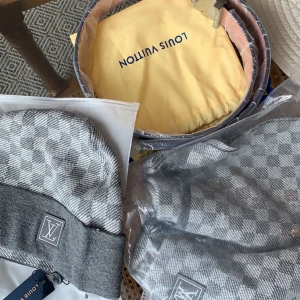 Louis Vuitton accessoarer  - Jag har fått in massor av grejer skriv om ni är intressarade allt detta är helt ny och oanvänd ni får gärna fråga om ni vill köpa eller är intresserad utav något här.