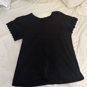 Tröja - Enkel gullig t-shirt med spets på armarna💖