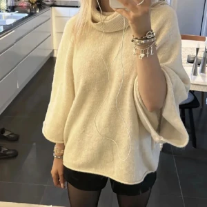 Stickad tröja - Mysig stickad tröja från zara!💗superfin men kommer tyvärr inte till användning då jag har liknande🫠 Bilden är lånad av tjejen jag köpte den från här på plick, men skriv för egna!🥰