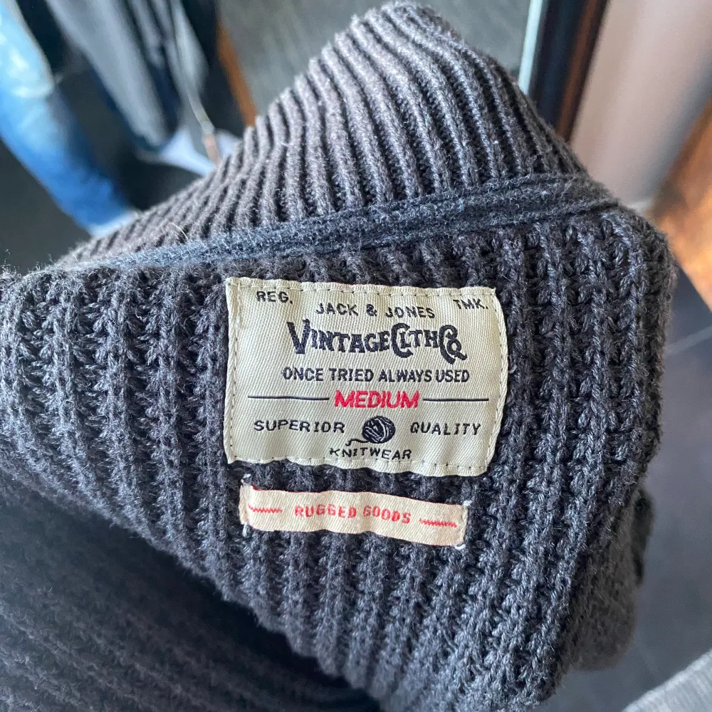 Snygg zip tröja från Jack and Jones vintage collection. Säljer då den är lite för liten på mig.. Tröjor & Koftor.