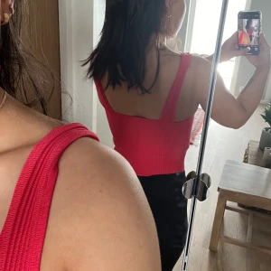 Röd topp - Röd topp från hm väldigt fint använt bara 2 ggr