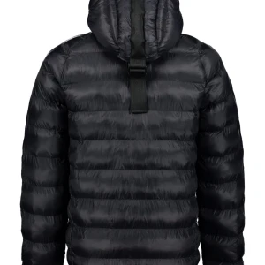   Peak Performance jacka - Säljer min Peak performance jacka i bra skick. Den har en liten skada som går att laga. Ny pris 2800kr pris kan diskuteras vid snabb affär!