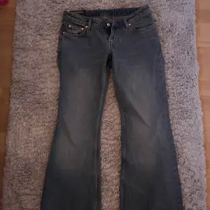 Säljer dessa super fina Low waist boot cut jeans, har aldrig använt där av sitter pris lappen kvar💕ny pris 590