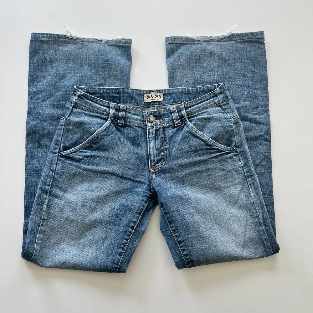 Vintage lågmidjade baggy jeans från Bla-Bla JeansWear. Midjemått: 74 cm. Innerbenslängd: 74 cm. De är för små i midjan, därför finns det ingen bild med dragkedjan stängd. Inga defekter. Modellen är 167 cm lång. Skriv privat för mer bilder och mått 💘. Jeans & Byxor.