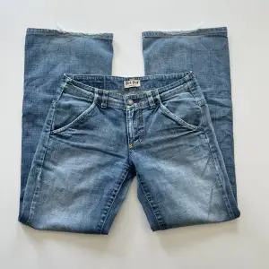 Vintage lågmidjade baggy jeans från Bla-Bla JeansWear. Midjemått: 74 cm. Innerbenslängd: 74 cm. De är för små i midjan, därför finns det ingen bild med dragkedjan stängd. Inga defekter. Modellen är 167 cm lång. Skriv privat för mer bilder och mått 💘