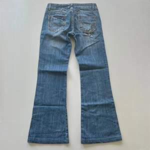 Vintage lågmidjade bootcut jeans från Leegoo Jeans. Midjemått: 70 cm. Innerbenslängd: 75 cm. Har inga bilder på då de är för små. Inga defekter! Skriv privay för mer bilder och mått 💘