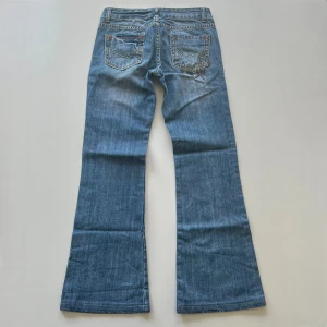 Lågmidjade jeans - Vintage lågmidjade bootcut jeans från Leegoo Jeans. Midjemått: 70 cm. Innerbenslängd: 75 cm. Har inga bilder på då de är för små. Inga defekter! Skriv privay för mer bilder och mått 💘