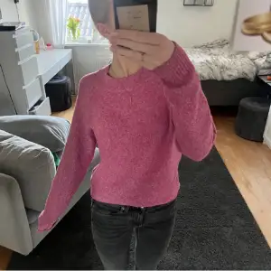 En rosa stickad tröja från vero moda i storlek xs