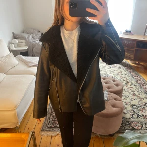 Skinnjacka/ bikerjacket/ pilotjacka - Så snygg jacka med ludd! Liknar den från Adoore🤩 passar mig som strl 36 men  oversized! 