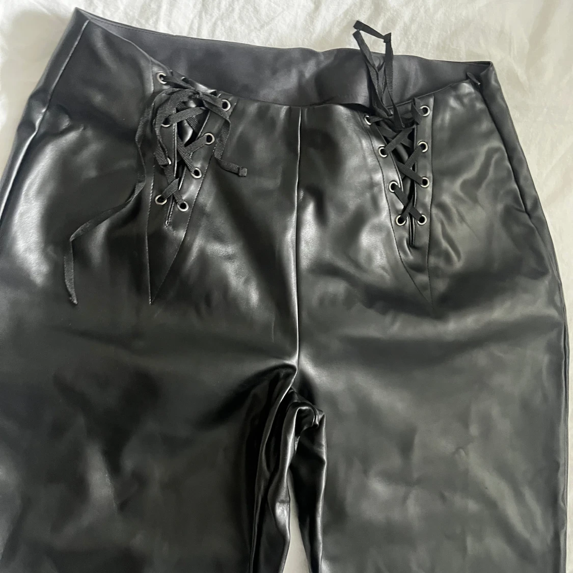 Skinnbyxor i skinnimitation  - 90