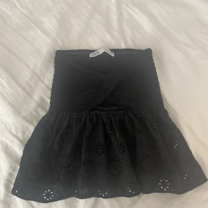 Zara topp - Säljer denna söta och helt slutsålda topp från Zara!🩷 Endast använd 3 ggr, säljer då den är för liten🩷