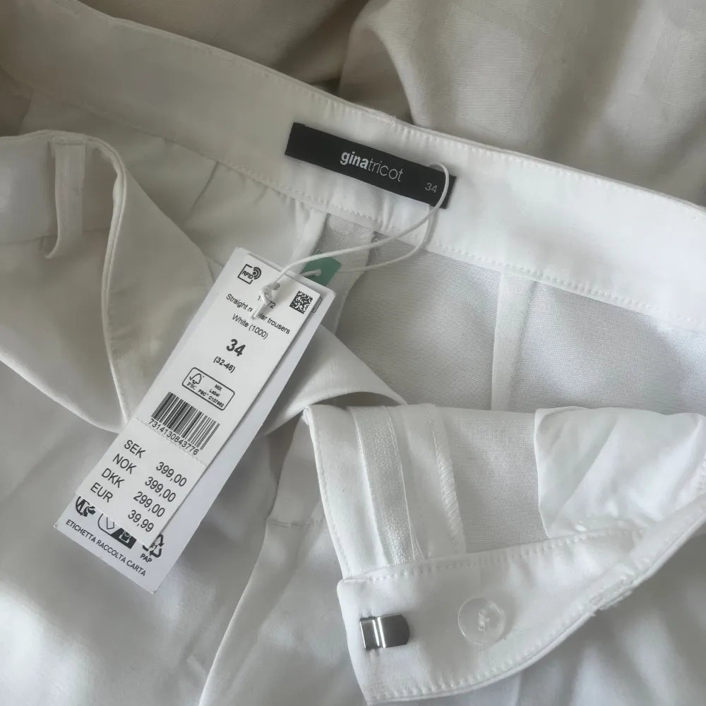 Vita kostymbyxor från GINA strlk 34, helt oanvända . Jeans & Byxor.