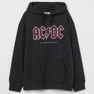 acdc hoodie 💕🎸 - säljer en svart acdc hoodie då den inte kommer till användning 🎸 nypris 200kr men säljer för 100kr 💕  tyget på texten har blivit lite borttvättat! 