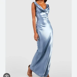 Balklänning med öppen rygg - Klänning från boohoo i stl 38 men skulle säga att det är en s\m i st. Säljer då jag köpt en annan. Klänningen är helt ny med prislapp