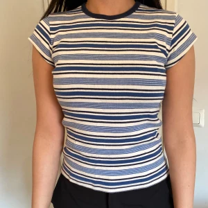 randig blå tröja från Brandy Melville - jätte gullig randig topp från Brandy Melville, köpt för 20$ + 7$ frakt men säljer för 150 kr eftersom jag aldrig använt den. Finns inte att hitta i butik längre men kan skicka bild på brandy melville lappen på tröjan 💙