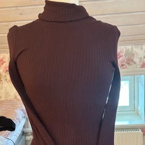 Brun turtleneck - Använd ett gå tal gånger, i gott skick. Som titeln tyder är det en brun turtleneck som jag säljer då min stil förändrats