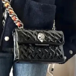 Kurt geiger väska - Säljer denna superfina och unika väska! Nypris över 3000 på grund av detaljerna ❤️dustbag o allt följer med❤️