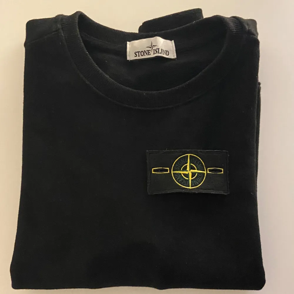 Säljer min stone island tröja eftersom den blivit för liten för mig. Ordinarie pris - 1500 kr ish, mitt pris - 599kr. Jag har använt den mindre än 10 gånger och den är felfri. Mens storlek S (men krympt lite i tvätten). Tröjor & Koftor.