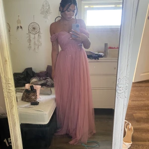 Balklänning  - Säljer min balklänning, använd 1 gång!🩷🩷