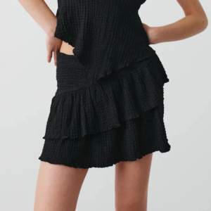 Säljer denna superfina mini kjol från Gina då den aldrig kommit till användning. Helt ny med lappen kvar!! Org pris 299 kr. Skriv för mer info💕