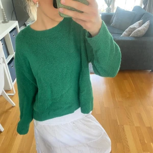 Grön stickad tröja💚 - Jättefin grön stickad tröja från H&M! Aldrig använd, storlek S. Perfekt nu till våren! Kontakta mig vid frågor🌻🌻