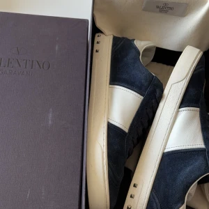 Valentino flycrew  - Hej säljer dessa riktigt fina valentino flycrews i ett toppenskick, alla nitar är kvar och skorna är i ett väldigt bra skick,, skriv vid minsta fråga/ fundering mvh Anthon 