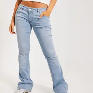 Säljer dessa supersnygga slutsålda jeans från Nelly med låg midja i bootcut modell💗 Storlek 36, midjemått 36 cm (men stretchig) och innerbenslängden 85cm 💗