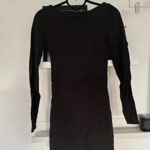 Klänning/tunika/lång tröja  - Storlek xs  Minns inte om den är köpt som kort klänning, tunika eller längre tröja.  Möjligtvis inte lika svart som ny. 