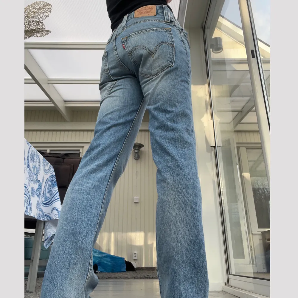 Jäkligt snygga jeans från levis i gott skick. Låg/medel midja. Snygga detaljerna på framfickorna. Storlek: W33 L32. Jeans & Byxor.