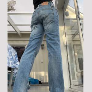 Jäkligt snygga jeans från levis i gott skick. Låg/medel midja. Snygga detaljerna på framfickorna. Storlek: W33 L32