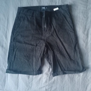 Tyg shorts - Shorts från lager 157, bra kvalitet men tyget drar åt sig allt katthår som existerar(tvättar så klart innan jag skickar)
