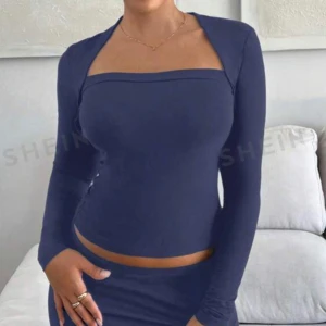 Shein tröja blå - Säljer den här tröjan ifrån shein i storlek Xs. Använd fåtal gånger men precis som ny och inga defekter. Hör av dig vid privata bilder eller vid frågor💞