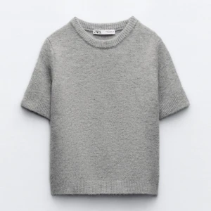 Zara tröja grå stickad  - Säljer denna T-shirt ifrån zara! Den är använd men har inga defekter och skriv för fler bilder om ni vill ha de💞