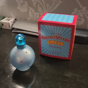 Britney Spears circus fantasy parfym - Brittney Spears circus fantasy paryfm köpt på normal för 250kr men jag har aldrig använt den för jag tycker inte att den passar mig.  Den luktar frukt, blommor och krämig mysk. Basen innehåller mysk, vanilj och violett godis!🤍🤍