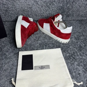 Valentino flycrews - Tja säljer nu dessa feta flycrewsen i en eftertraktad färg röd. Storlek 41,5, Skorna är i ett toppen skick med alla nitar på! Nypris är runt 8000kr men mitt pris är 5299, låda, Dustbag, kort och kvitto medföljer. Möts upp i Stockholm eller fraktar📦