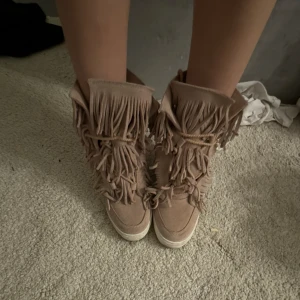 Fransskor - Trendiga Fransskor i superbra skick och beige/ljusrosa i färgen, perfekt nu till våren och sommaren💕💕