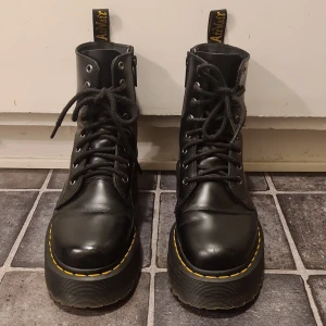 DR. Martens Jadon str 38 - Säljer mina fina Jadon:s i storlek 38. Jag har försökt gå in dom men jag tror inte mina fötter är kompatibla med martens. Märkte av en liten repa på vänster sko, som syns på tredje bilden. Jag vill att dom ska hitta sitt för-alltid-hem ❤️