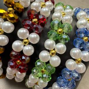 Handgjorda pärlarmband vitt, guld och olika färgade fasetterade pärlor. Gummitråd eller OT-lås, välj själv desig, färg och mått!💕