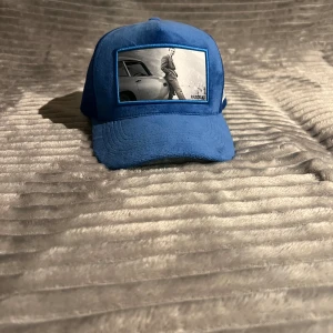  keps - |Säljer nu en helt oanvänd & trendig keps som är HELT perfekt inför denna vår/sommar|Cond 10/10| Hör av dig vid minsta lilla fundering eller för fler bilder!🤩🍾