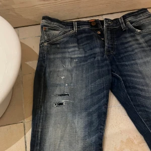 Jack and Jones jeans - Otroligt feta jeans. Jätte bra skick näst intill nytt. Skick 9/10. Snygga slitningar på byxorna som passar in riktigt bra. Otroligt bra jeans som matchar med allt. Nypris 1199. Hör av dog vid frågor eller bättre bilder!! Priser lite rörligt!!