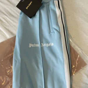 Palm Angels byxor  - Säljer dessa Palm Angels byxor.   De är använda. Kommer med tagg och påse. Priset kan sänkas vid snabb affär!