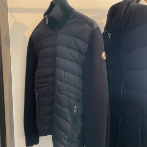 Moncler cardigan (3) - Tjena! Säljer en äkta moncler cardigan i storlek 3 (M,L). Jackan är i 6/10 skick och har skavanker (sista bilden). Hör gärna av er vid funderingar samt bud! 