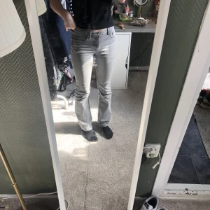 Gråa Jeans - Säljer dessa 