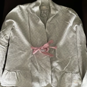 Odd molly kofta  - Ljusgrå odd molly kofta med ljusrosa band