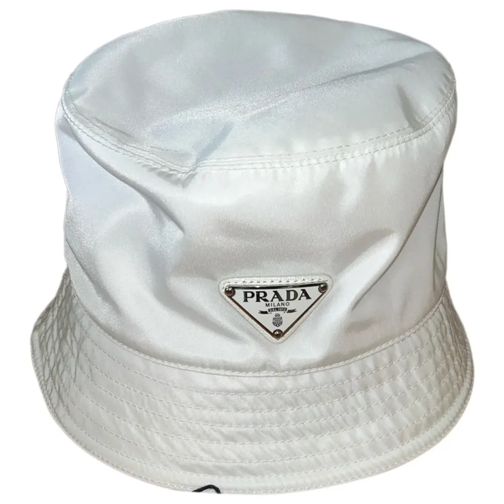 En fin Prada hatt som jag vill sälja som inte längre är till användning den är äkta. Hör av er om ni är intresserade😊 pris går även att diskutera vid snabb affär. Accessoarer.