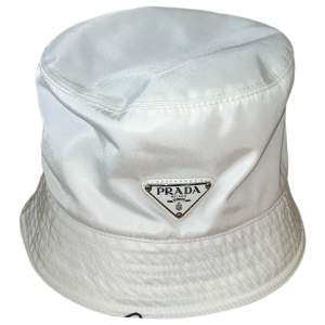 En fin Prada hatt som jag vill sälja som inte längre är till användning den är äkta. Hör av er om ni är intresserade😊 pris går även att diskutera vid snabb affär