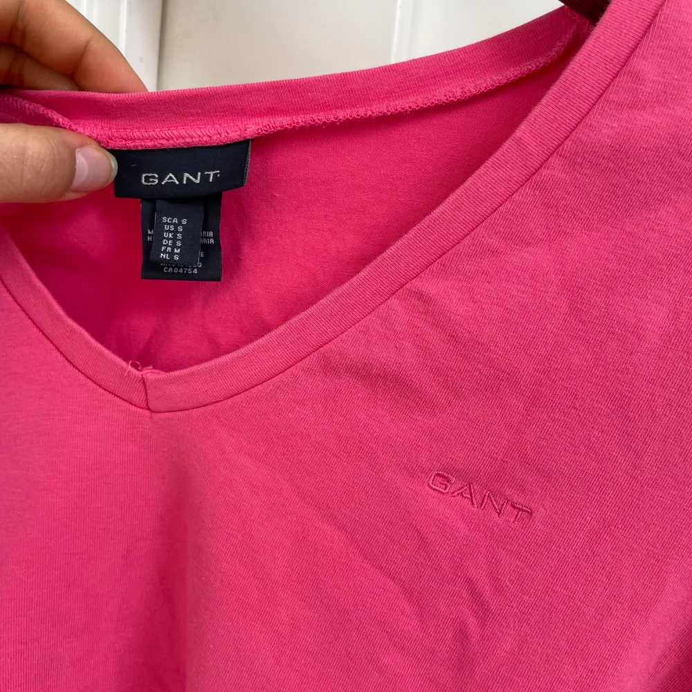 Säljer denna Gant t-shirt pågrund av att den inte kommer till någon användning. Köpt på secondhand och är använd en gång och är därför i väldigt bra skick💕👌. T-shirts.