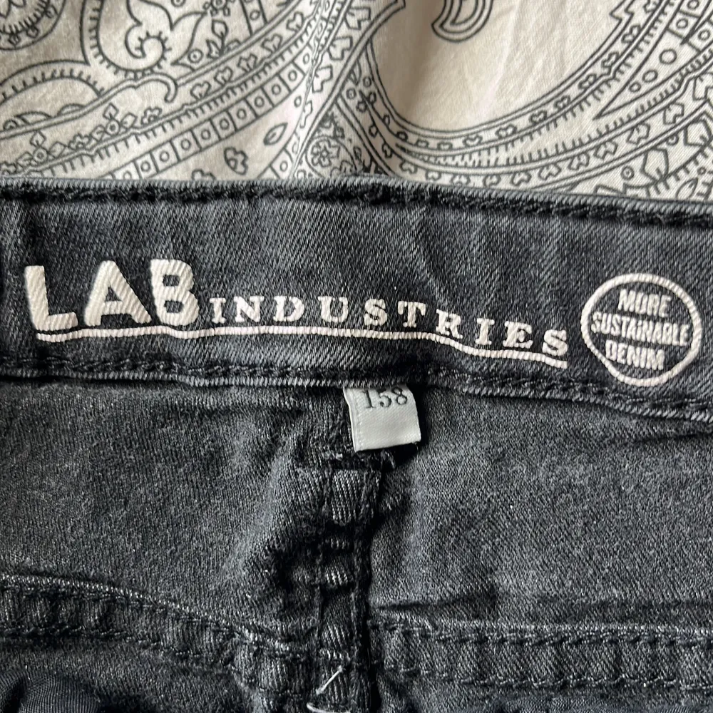 säljer dessa jeans då dom inte kommer till användning 💕 strl 158 men passar mig som är 153 🥰 en liten tråd har gått upp på ena låret! 💕. Jeans & Byxor.