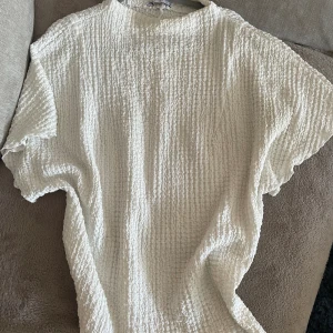 Zara topp - Super snygg topp från zara. Funkar till alla tillfällen, inga defekter.