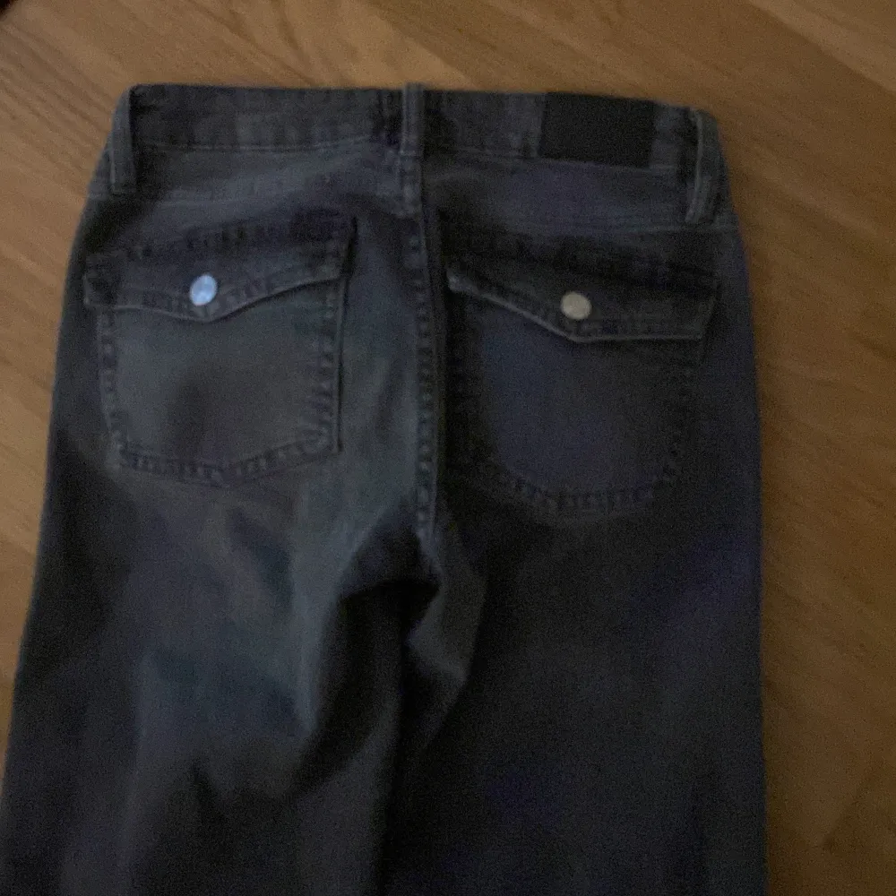 Lågmidjade jeans med fickor där bak super fina och i bra skick har bara använt de typ 2/3 gånger . Jeans & Byxor.
